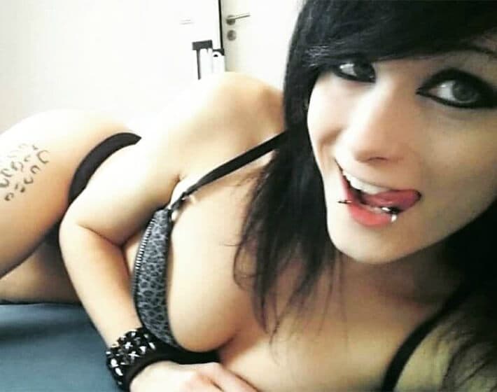 Teenager Girl mit Piercings für Sexcam Chat